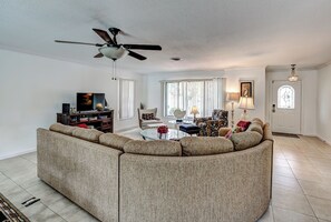 TV - Beautiful 2-bedroom home, heated pool, close to Downtown, Beaches in Venice FL (Venice)