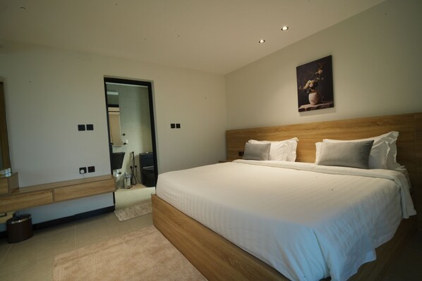 5 bedrooms, iron/ironing board, internet, bed sheets