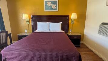 Enkeltrom – basic, 1 queensize-seng, røyk | Skrivebord, skrivebord for bærbar PC og wi-fi (inkludert)