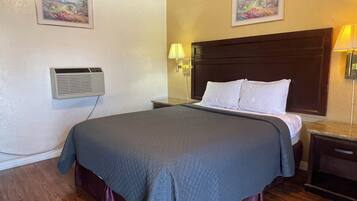 Escriptori, espai de treball apte per a portàtils i wifi gratuïta