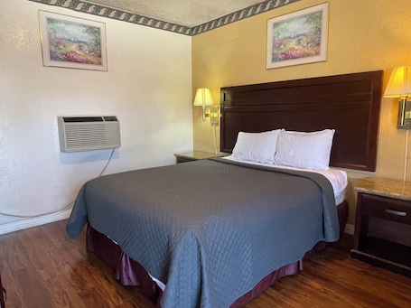 Escritorio, espacio para trabajar con laptop y wifi gratis