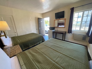 Habitación doble Deluxe, 2 camas matrimoniales, para no fumadores | Escritorio, espacio para trabajar con laptop y wifi gratis 