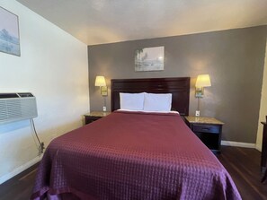 Habitación económica, 1 cama Queen size, para no fumadores | Escritorio, espacio para trabajar con laptop y wifi gratis 