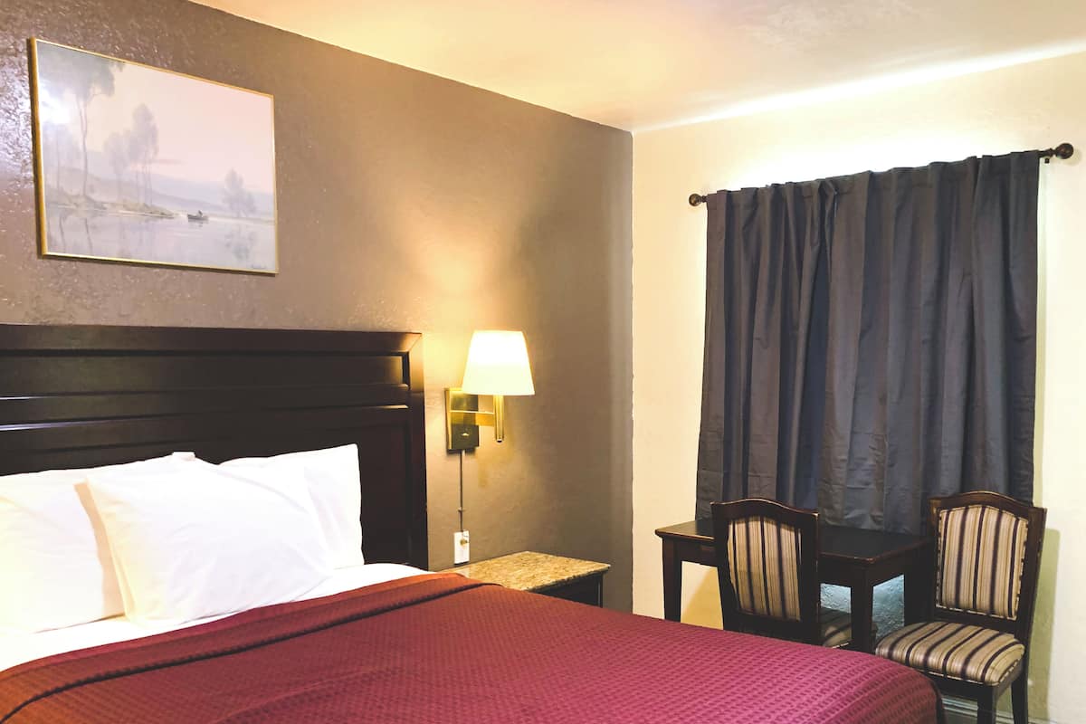 Habitación individual básica, 1 cama Queen size, barra de apoyo en la regadera, para no fumadores | Escritorio, espacio para trabajar con laptop y wifi gratis