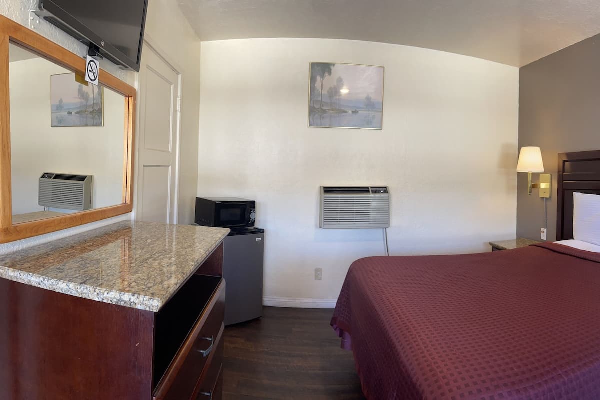 Habitación económica, 1 cama Queen size, para no fumadores | Escritorio, espacio para trabajar con laptop y wifi gratis