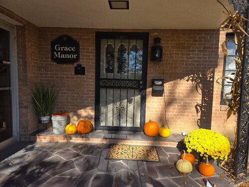 Grace Manor #2-secluded apartment on private estate. I mile to all conveniences.