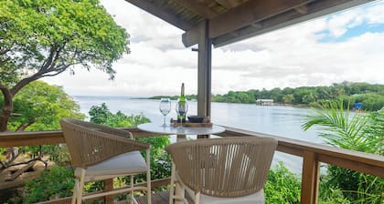 2 Bedroom Waterfront Retreat w/ Dock Close to Dining, Diving, and Westend