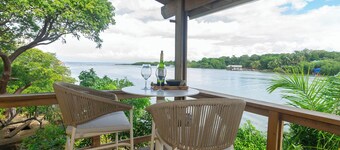 2 Bedroom Waterfront Retreat w/ Dock Close to Dining, Diving, and Westend