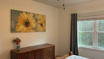 Tabla de planchar con plancha, wifi y ropa de cama