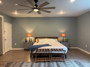 3 habitaciones, tabla de planchar con plancha, wifi y ropa de cama