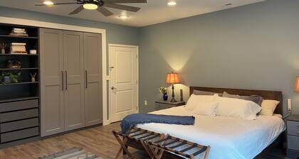 Spacious Guest Suite ~ 20 mins to Asheville