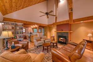 Fernseher, Kamin, Bücher