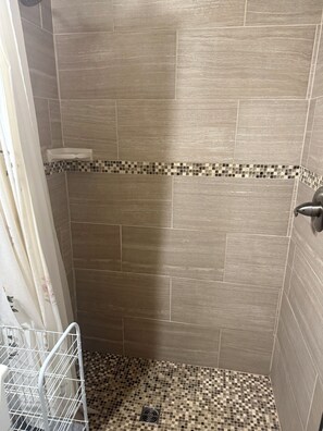 Dusche, Handtücher, Seife, Shampoo