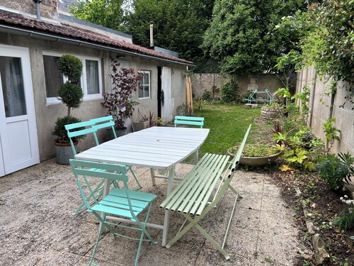 Country house in the center of town. Walk to the historic center of Bourges-parking