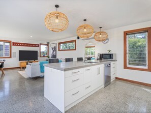 Interior - Summer Palms - Tairua Holiday Home (Tairua)