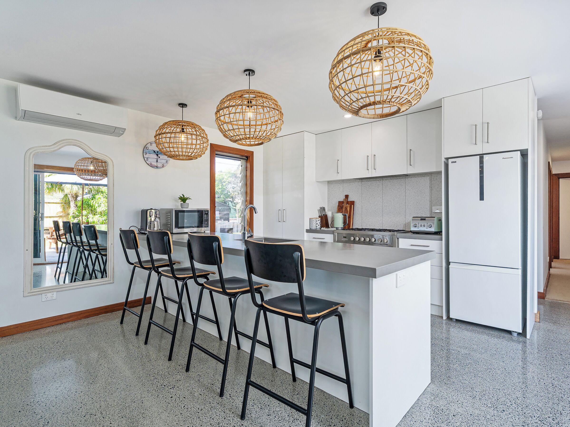 ثلاجة، ميكروويف، غسالة أطباق، محمصة خبز