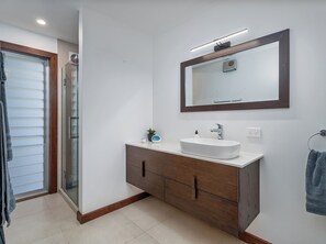 Shower, hair dryer - Summer Palms - Tairua Holiday Home (Tairua)