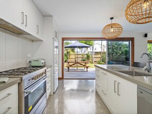 Fridge, microwave, dishwasher, toaster - Summer Palms - Tairua Holiday Home (Tairua)