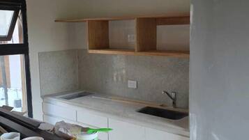 Cocina privada | Frigorífico pequeño, microondas, placa de cocina y utensilios de cocina