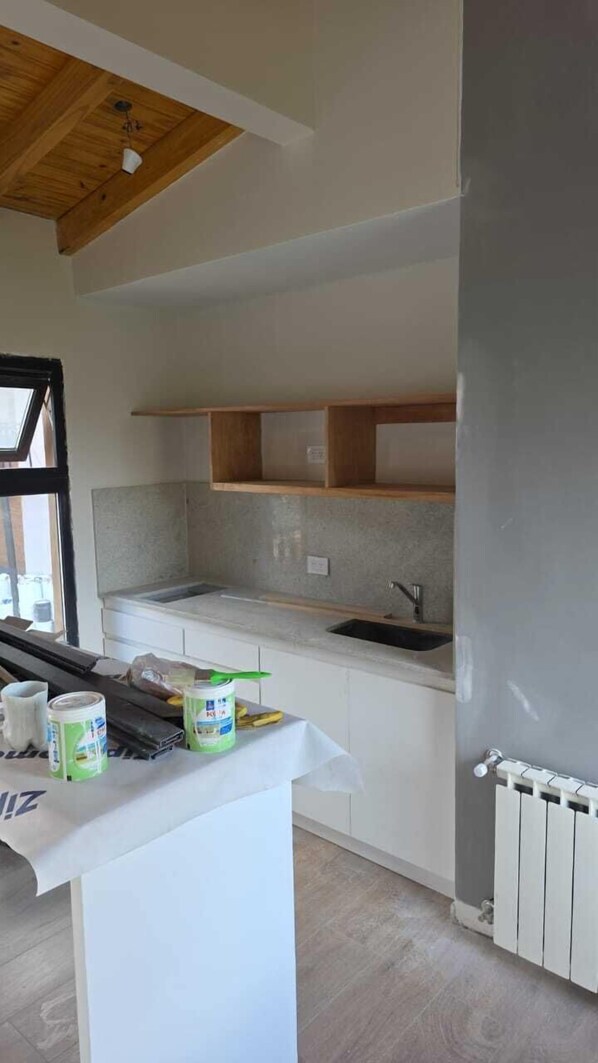 Private kitchen | Mini-fridge, microwave, stovetop, cookware/dishes/utensils