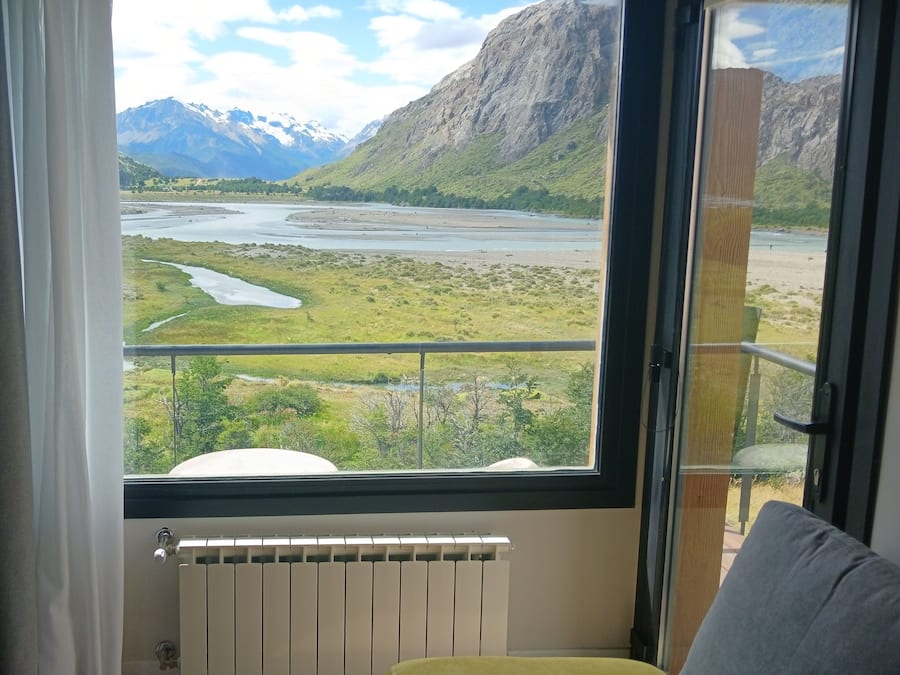 Dobbeltrom – premium, fjellutsikt | Oppholdsområde | En 32-tommers smart-TV med digitale kanaler