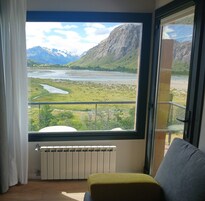 Apartamento Premium, Vistas a la Montaña | Zona de estar | Smart TV de 32 pulgadas con canales digitales