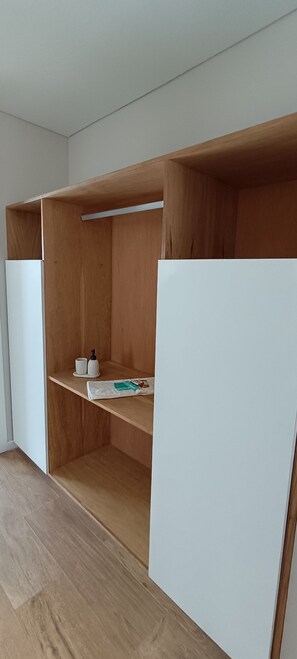 Premium-Doppelzimmer, Bergblick | Wohnbereich | 32-Zoll-Smart-TV mit Digitalempfang