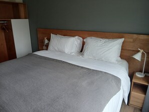 Premium-Apartment, Bergblick | Hochwertige Bettwaren, laptopgeeigneter Arbeitsplatz, kostenloses WLAN