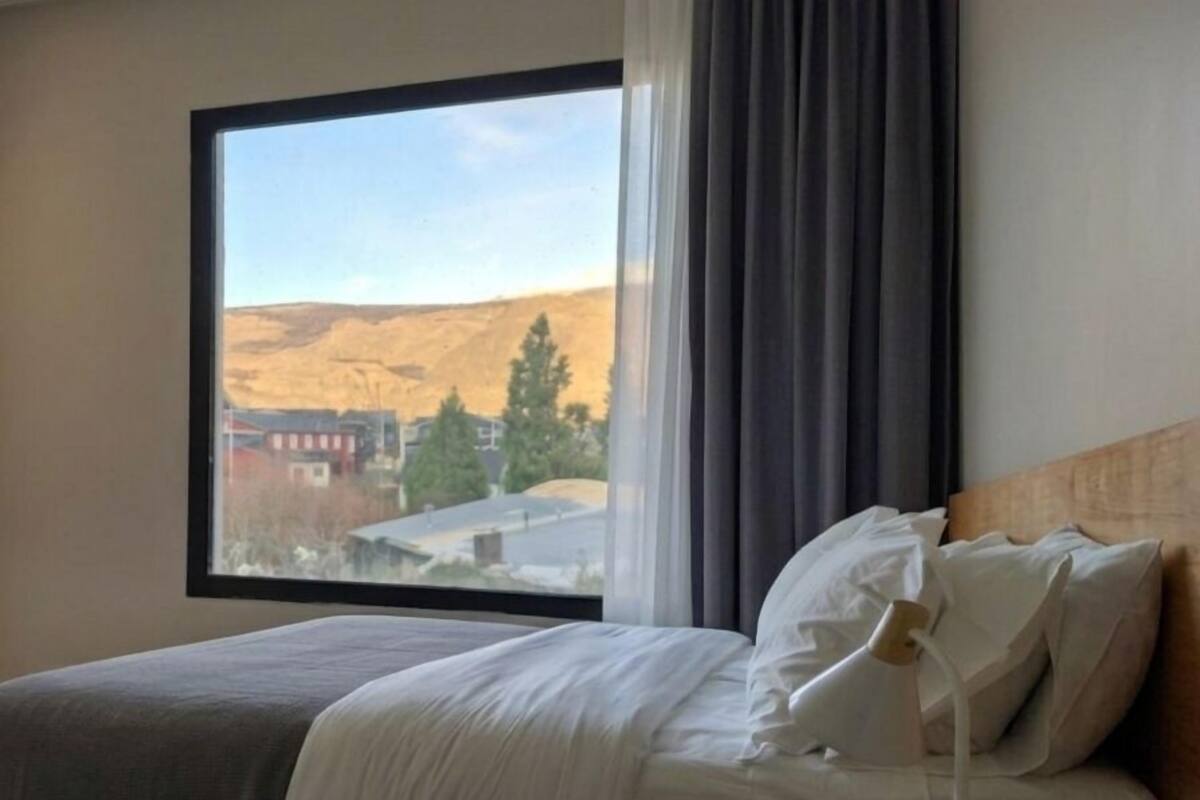 Appartamento Premium, vista montagna | Biancheria da letto di alta qualità, postazione laptop, tende oscuranti