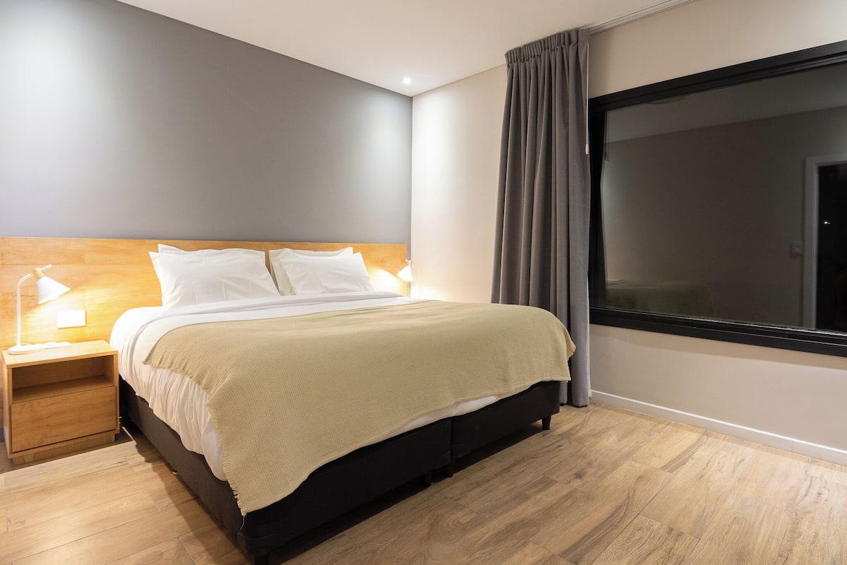 Appartamento Premium, vista montagna | Biancheria da letto di alta qualità, postazione laptop, tende oscuranti
