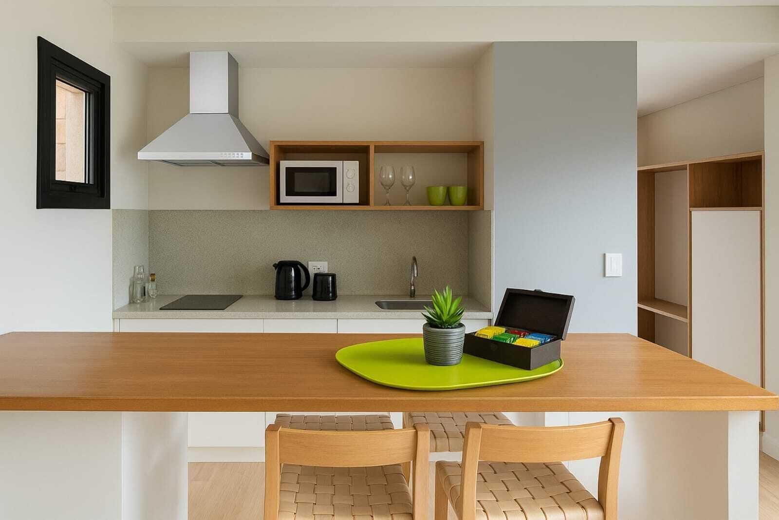 Frigobar, microondas, placa de cocina, utensilios de cocina