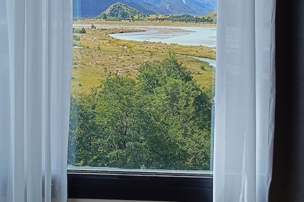 Premium Apartment, Mountain View | Premium bedding, laptop workspace, free WiFi, bed sheets