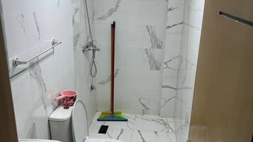 Doccia, asciugamani, sapone, carta igienica