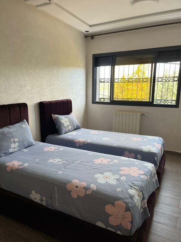 2 bedrooms, internet, bed sheets