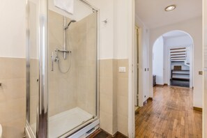 Douche, sèche-cheveux, bidet, serviettes fournies