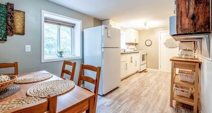 The Cabin - Cottage Vibes & Close to the Action