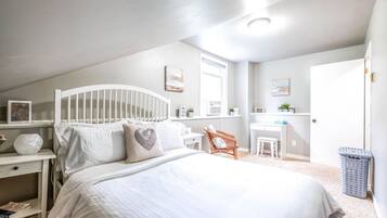 2 bedrooms, desk, iron/ironing board, WiFi