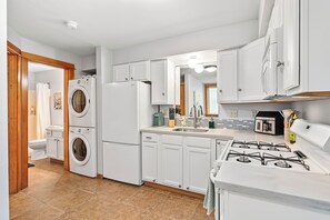 Private kitchen - Walk-Everywhere Patio Suite with King Bed, Parking and Fenced Yard (Bellingham)