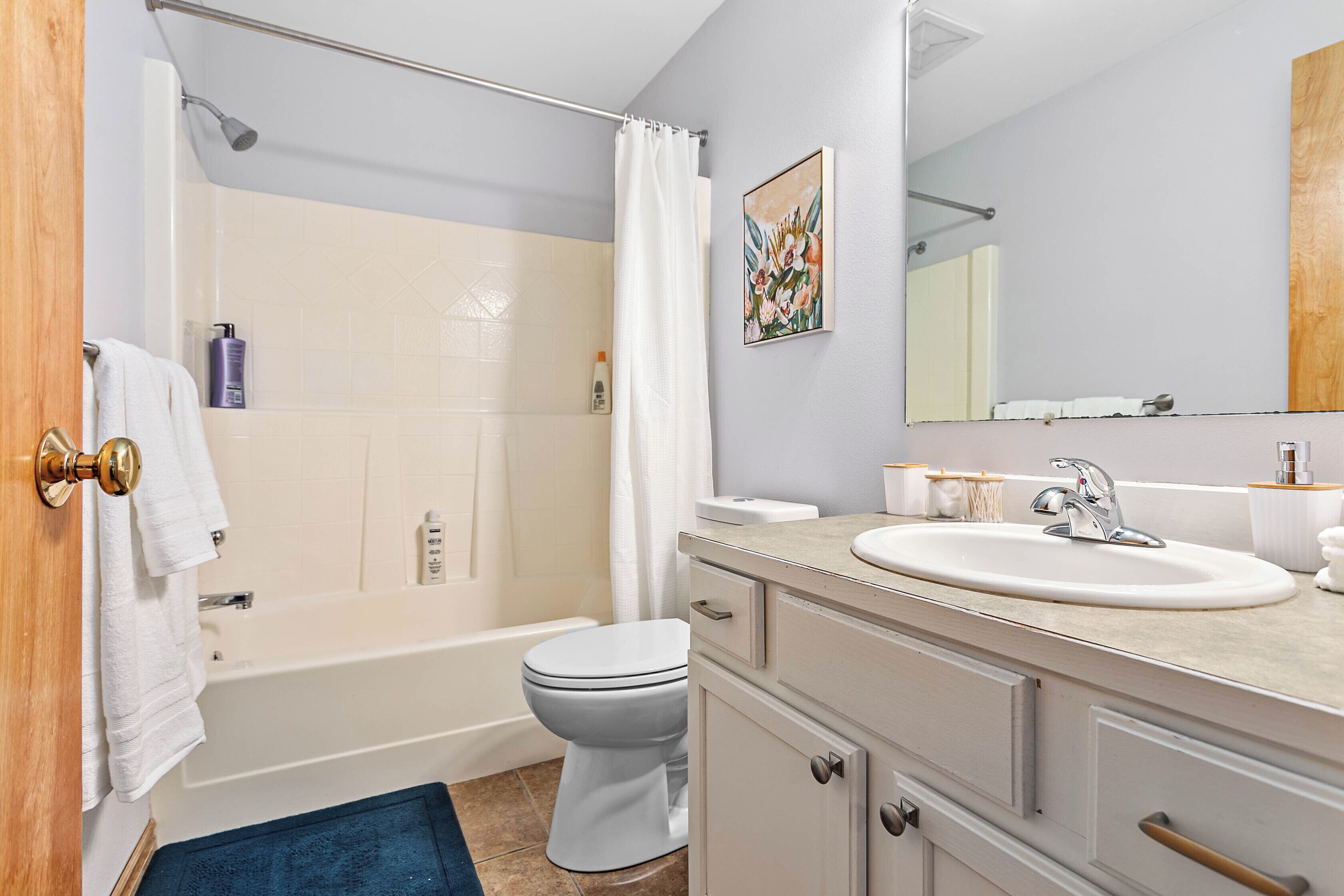 Une salle de bain équipée d’une baignoire, de toilettes, d’un lavabo et d’un meuble-lavabo.