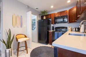 Kylskåp, mikrovågsugn, ugn och spishäll