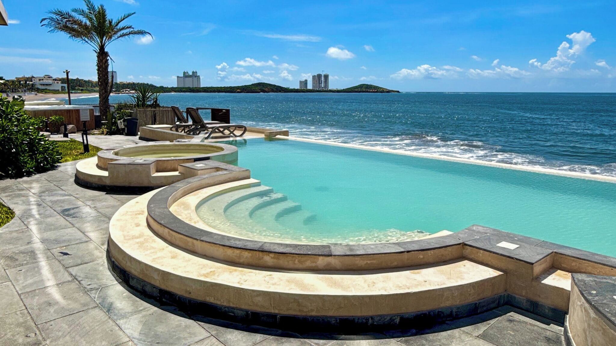 Een buitenzwembad en een verwarmd zwembad