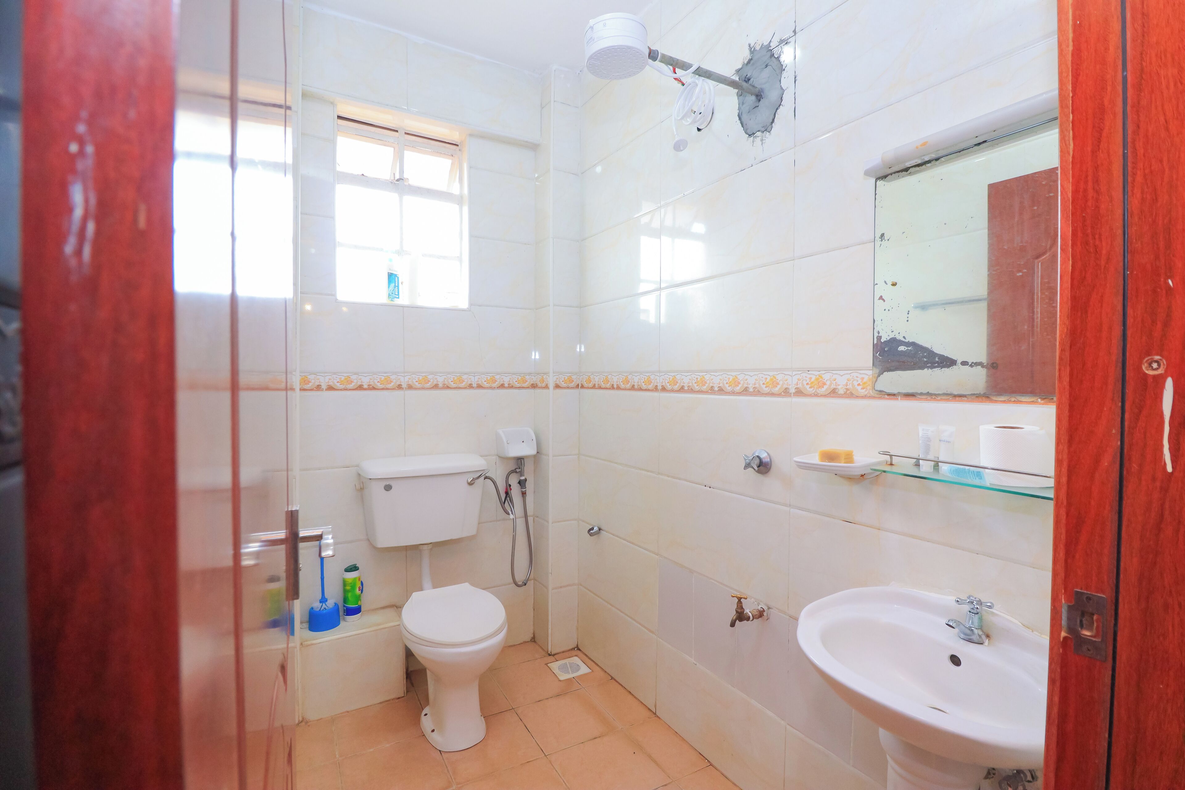 淋浴设施、毛巾、肥皂、卫生纸