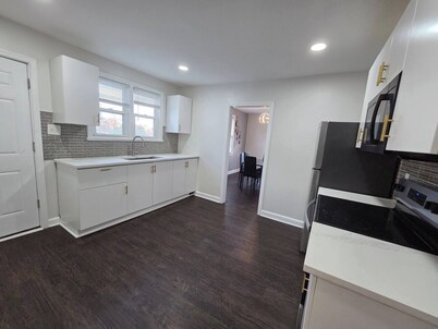 Large 3BR Home Near Dulles w/parking sleeps 8