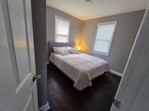 3 عدّة غرف نوم ومكواة/لوح كي وواي فاي وملاءات أسرّة