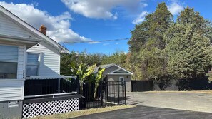 المنطقة المحيطة بالمنشأة