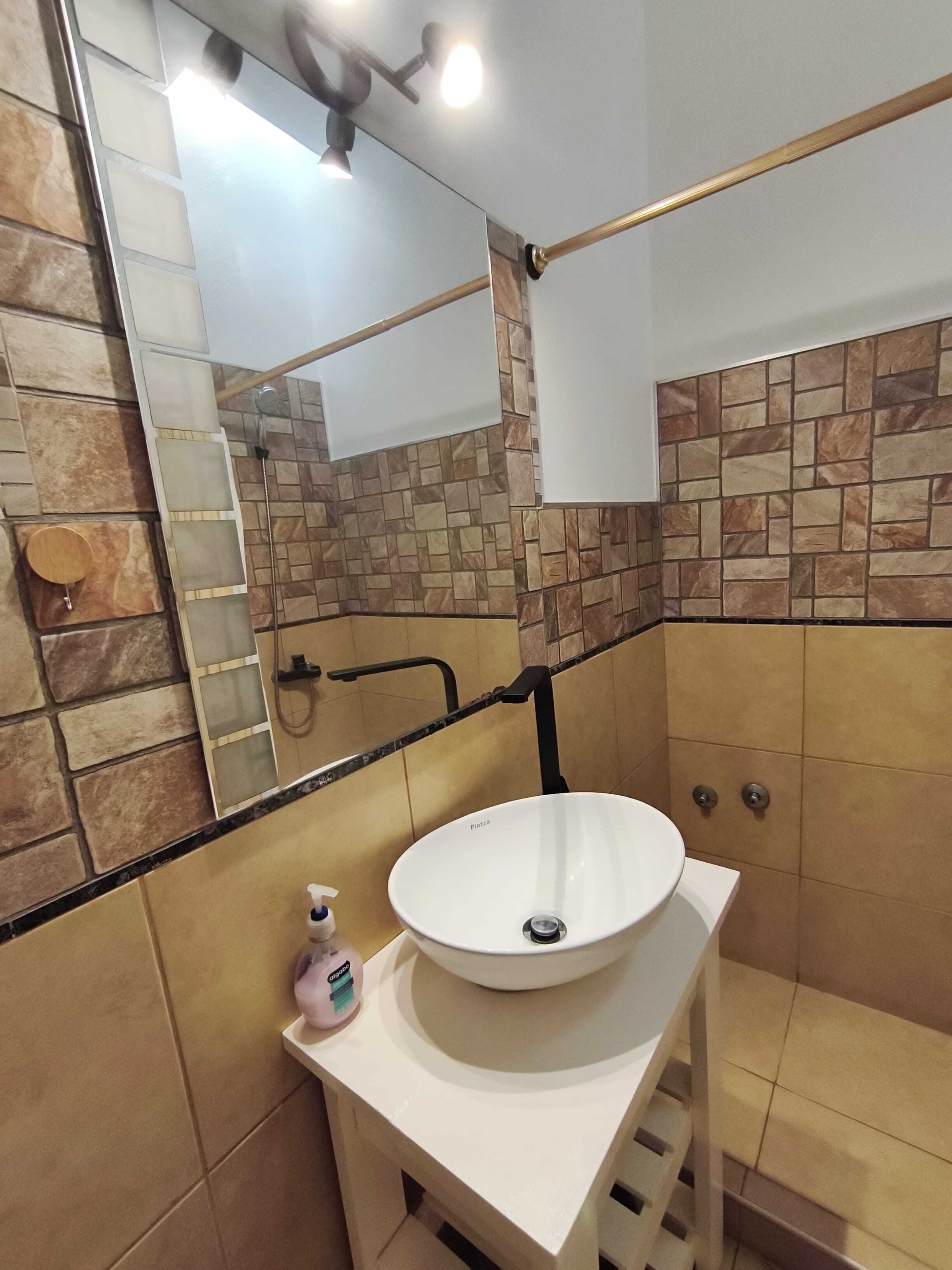 Een douche, een haardroger, een bidet, handdoeken