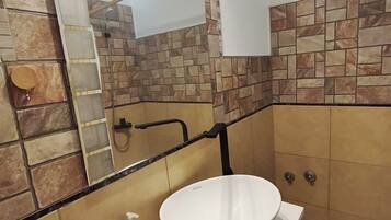 Een douche, een haardroger, een bidet, handdoeken