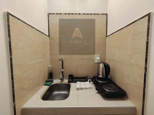 Microwave, electric kettle, cookware/dishes/utensils, lobster pot - Aisha Lodging (Salta)