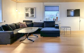 TV, fireplace, foosball, table tennis - Awesome home in Thisted with house sea view (Thisted)
