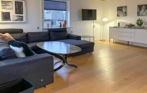 تلفزيون، مدفأة، كرة قدم الطاولة، تنس طاولة